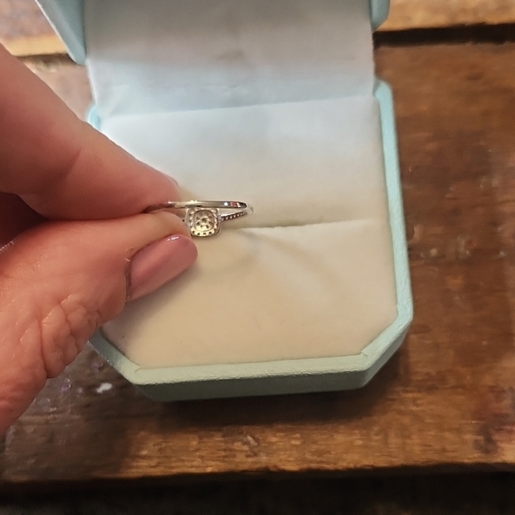 Elegant Silver Ring with Diamond Accents - Picture 3 of 6